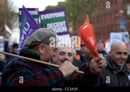 Beschäftigten im öffentlichen Dienst nehmen Teil in einem eintägigen Streik und Kundgebung in Leeds, UK, ihre Renten am 30. November 2011 zu verteidigen. Stockfoto