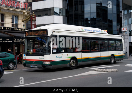 Ein komprimiertes Erdgas (CNG) betriebene Bus von Transpole Pass durch die Straßen von Lille, Frankreich betrieben. Stockfoto