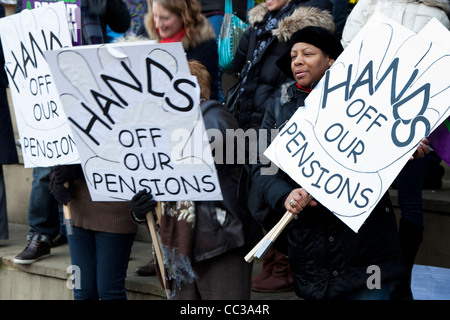 Beschäftigten im öffentlichen Dienst nehmen Teil in einem eintägigen Streik und Kundgebung in Leeds, UK, ihre Renten am 30. November 2011 zu verteidigen. Stockfoto