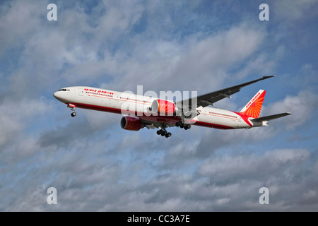 Eine Boeing B777 der Air India indische Fluggesellschaft im Endanflug Stockfoto