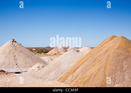 Konische Pfähle des Schmutzes von der vielen Minen Schächte gegraben im Bereich Coober Pedy Opale. Coober Pedy, Südaustralien, Australien. Stockfoto