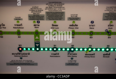 BTS-Skytrain-Wagen zeigt Route und Stationen Bangkok Thailand Stockfoto