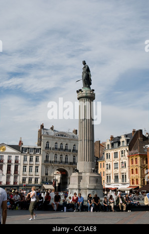 Die Göttinnenstatue steht auf einer Säule in der Mitte des Place du General de Gaulle (Grand Place), Lille, Frankreich Stockfoto