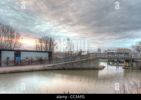Sonnenaufgang über dem Kanal-Becken am Anderton Boot Lift in der Nähe von Northwich Cheshire UK.  Der Sonnenaufgang spiegelt sich in den Gewässern. Stockfoto
