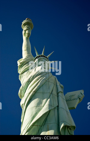 Eine Hälfte-Replik des The Statue of Liberty steht außerhalb von New York-New York Hotel & Casino in Las Vegas, Nevada, USA Stockfoto