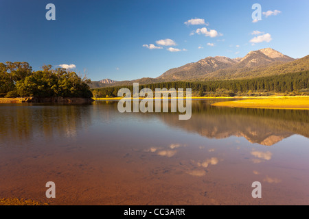 Nachmittag Reflexionen des Mount Buffalo auf See in der Nähe von Buffalo Myrtleford im Nordosten Victoria, Australien Stockfoto