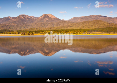 Nachmittag Reflexionen des Mount Buffalo auf See in der Nähe von Buffalo Myrtleford im Nordosten Victoria, Australien Stockfoto