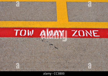 Bemalte Tow away Zone Zeichen werden auf Zement Parkplatz gemalt. Stockfoto