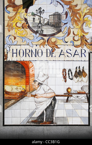 Horno de Asar ("Braten Ofen") Zeichen in spanischer Sprache gedruckt auf Keramikfliesen, Azulejos, Madrid, Spanien Stockfoto