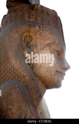 Nahaufnahme des Kopfes der Statue des Meryetamun mit politischen Plakaten auf nahe gelegenen Gebäude Achmim in der Nähe von Sohag, Mittelägypten Stockfoto