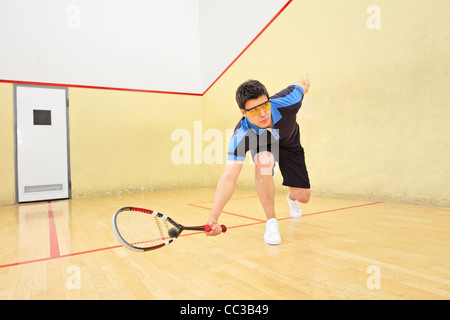 Einem jungen Squashspieler Kollision mit einem ball Stockfoto