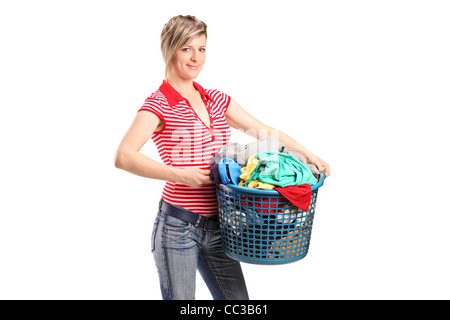 Eine junge Frau hält einen Wäschekorb Stockfoto