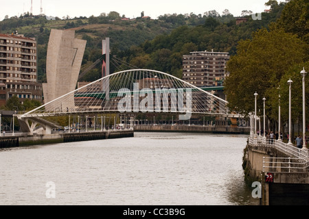 Zubizuri bridge (Ponte) über Fluss Nervion, Bilbao, Spanien Stockfoto