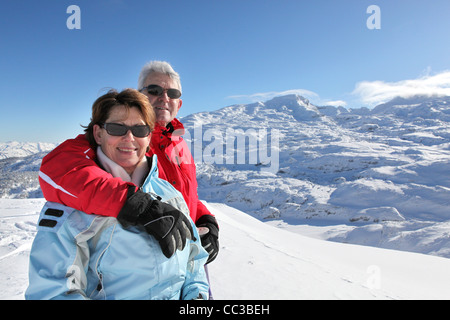 Paar mittleren Alters auf Skiurlaub Stockfoto