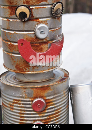 Zinn-Mann-Dekoration in einem Gemeinschaftsgarten in Atlanta, Georgia Stockfoto