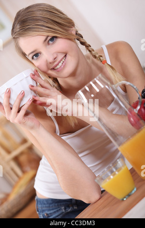 Frau trinkt in Küche Stockfoto