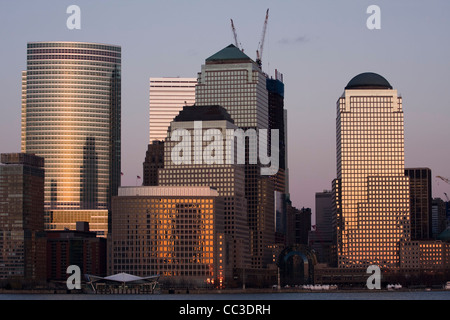 Bau-Krane auf One World Trade Center hinter WFC Gebäude 3 & 4, WFC 2 rechts. Goldman Sachs Hauptsitz auf linken Seite. Stockfoto