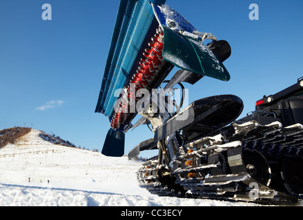 Piste-Maschine (Pistenraupe) - Vorbereitung Skipiste Stockfoto