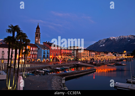 Ascona im Kanton Tessin in der Weihnachtszeit mit beleuchteten Platanen auf dem Lungolago. Stockfoto