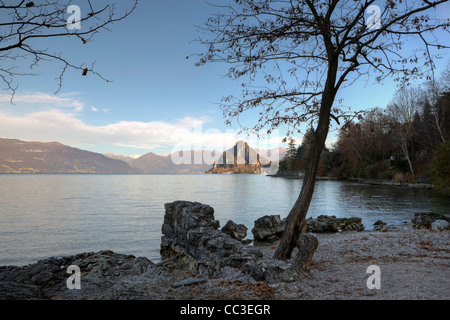 Bucht namens Cinque Arcate am Lago Maggiore, in der Lombardei, Italien in der Nähe der Stadt von Laveno und Kalkstein Felsen Rocca di Calde Stockfoto