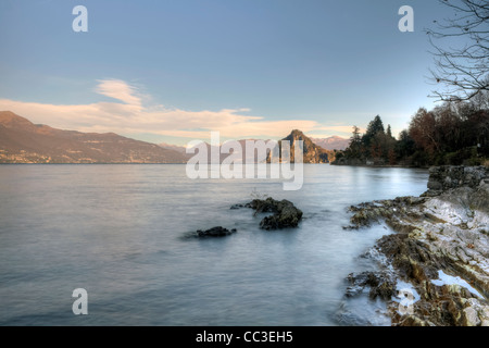 Bucht namens Cinque Arcate am Lago Maggiore, in der Lombardei, Italien in der Nähe der Stadt von Laveno und Kalkstein Felsen Rocca di Calde Stockfoto