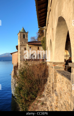 Santa Caterina del Sasso sizilianisches ist ein Einsiedler und Wallfahrt Kloster aus dem 13. Jahrhundert am Lago Maggiore in der Lombardei, Italien Stockfoto