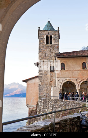 Santa Caterina del Sasso sizilianisches ist ein Einsiedler und Wallfahrt Kloster aus dem 13. Jahrhundert am Lago Maggiore in der Lombardei, Italien Stockfoto