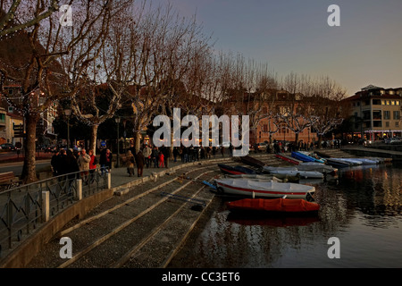 Promenade von Laveno-Mombello, Lombardei, Italien in der Weihnachtszeit mit geschmückten und beleuchteten Bäumen Stockfoto