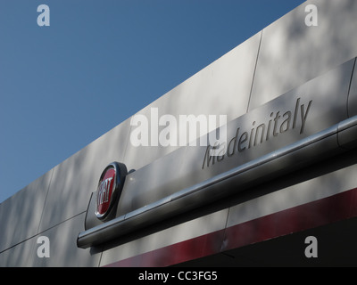 hergestellt in Italien Zeichen Bekanntmachung über Fiat Autos Showroom in Italien Stockfoto