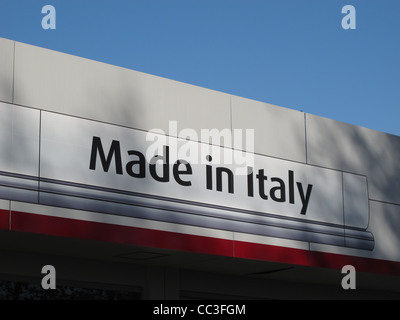 hergestellt in Italien Zeichen Bekanntmachung über Fiat Autos Showroom in Italien Stockfoto
