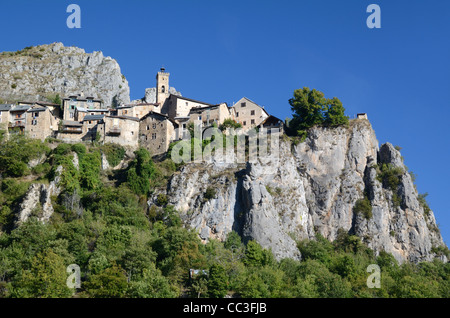 Das Alpine Village von Roubion auf einem Felsenvorsprung, Mercantour Nationalpark, Alpes-Maritimes Frankreich Stockfoto