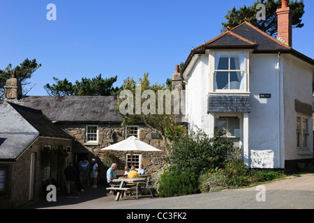 Village Pub Tinners Arme mit den Menschen draußen in der Sonne. Zennor Cornwall England Großbritannien Großbritannien. Stockfoto