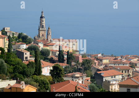Blick über die Dächer der Altstadt von Menton oder Historic Bezirk und die Kathedrale von Saint Michel Menton Alpes-Maritimes Frankreich Stockfoto