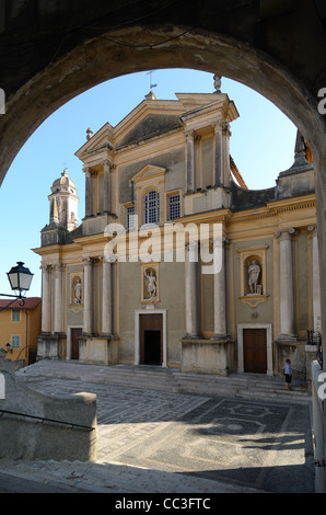 Barockkathedrale von Saint Michel oder Basilika von Saint-Michel-Archange (1619) und Saint Michel's Square in der Altstadt von Menton France Stockfoto