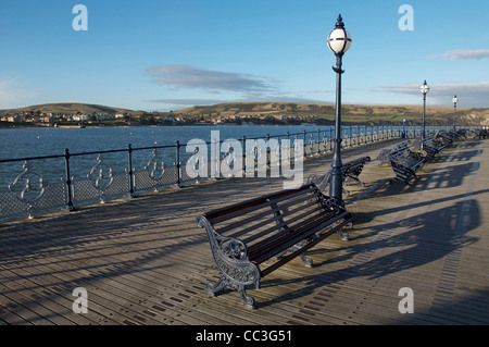 Gusseisen Bänke, Laternenmasten und reich verzierten Geländer auf der Promenade von der verlassenen viktorianischen Pier in Swanage. Dorset, England, Vereinigtes Königreich. Stockfoto