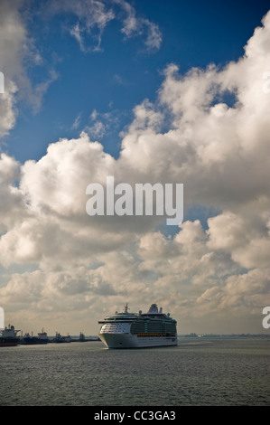 Kreuzfahrt Schiff hinunter den Solent aus den Hafen von Southampton, Hampshire, UK Stockfoto