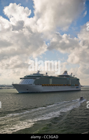 Kreuzfahrt Schiff hinunter den Solent aus den Hafen von Southampton, Hampshire, UK Stockfoto