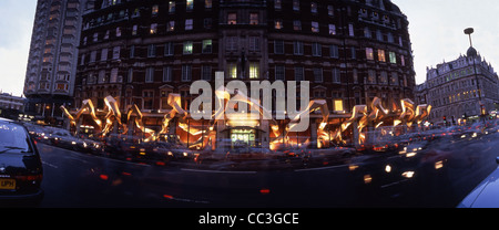 Herbst Intrusion Skulptur entworfen von Heatherwick Studio Einfädeln ein-und Harvey Nichols' Windows, Knightsbridge, London Stockfoto