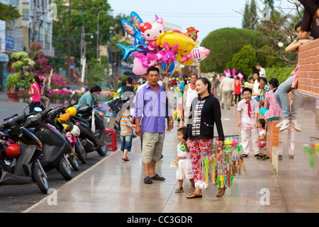 Vietnamesische Straßenhändler verkaufen Luftballons und Spielzeug in Can Tho, Vietnam Stockfoto