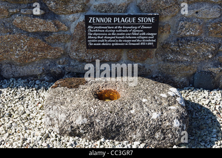 Zennor, Cornwall, England, UK. Dorf Pest Grenzstein wo Geld in Essig und historische Informationstafel platziert wurde Stockfoto