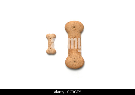 Eine große und eine kleine Knochen geformt Hundekuchen, nebeneinander Stockfoto