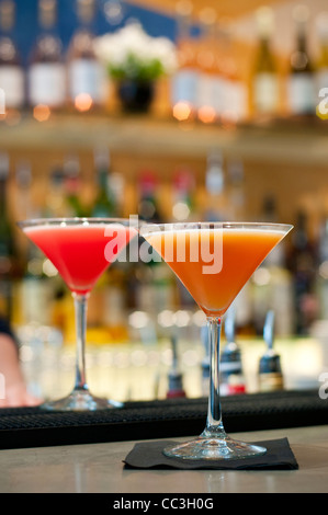 Zwei Cocktails in einer bar Stockfoto