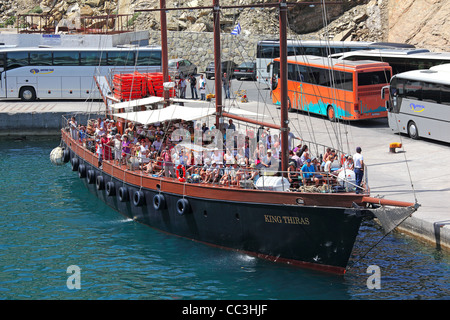 Menschen an Bord des Schiffes "King Thiras" Ausflug. Neuer Hafen der Insel Santorini, Griechenland. Stockfoto