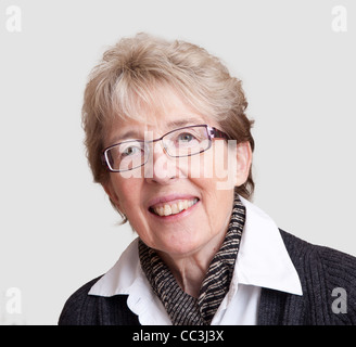 LADY SENIOR CITIZEN BLICK AUF KAMERA PORTRAIT Stockfoto