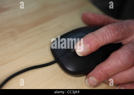 Nahaufnahme der Finger auf die Computer-Maus Stockfoto