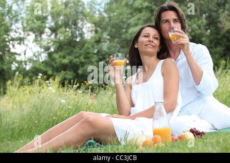 paar, sitzen in hohen Gräsern Stockfoto