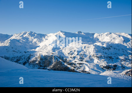 Méribel und Courchevel in den Trois Vallées (3-Täler) Skigebieten in der Tarentaise-Tal in den französischen Alpen. Dezember 2011 Stockfoto