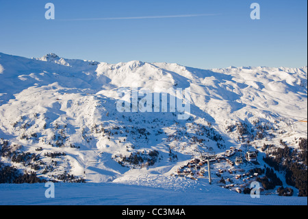 Méribel und Courchevel in den Trois Vallées (3-Täler) Skigebieten in der Tarentaise-Tal in den französischen Alpen. Dezember 2011 Stockfoto