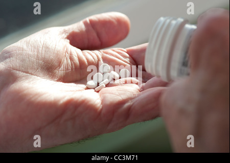 Senioren männlich, die Einnahme von Aspirin-Tabletten Stockfoto