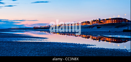 Strand bei Sonnenuntergang auf Fylde Küste, Cleveleys, Lancashire, England, uk Stockfoto